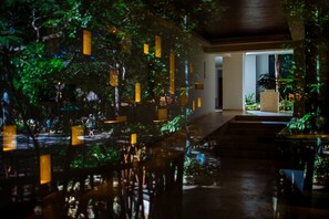 Vista frontal de la propiedad por la tarde o noche