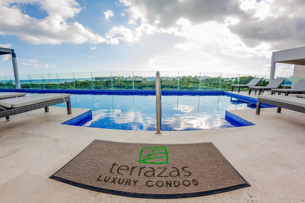 Alberca al aire libre y alberca en la azotea