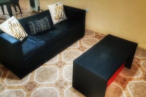 House, 2 Bedrooms | Living area | TV - La Casa (San Lorenzo)