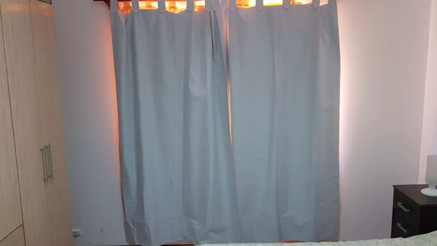 A bedroom with a bed, a wardrobe, and a curtain. - La Casa (San Lorenzo)