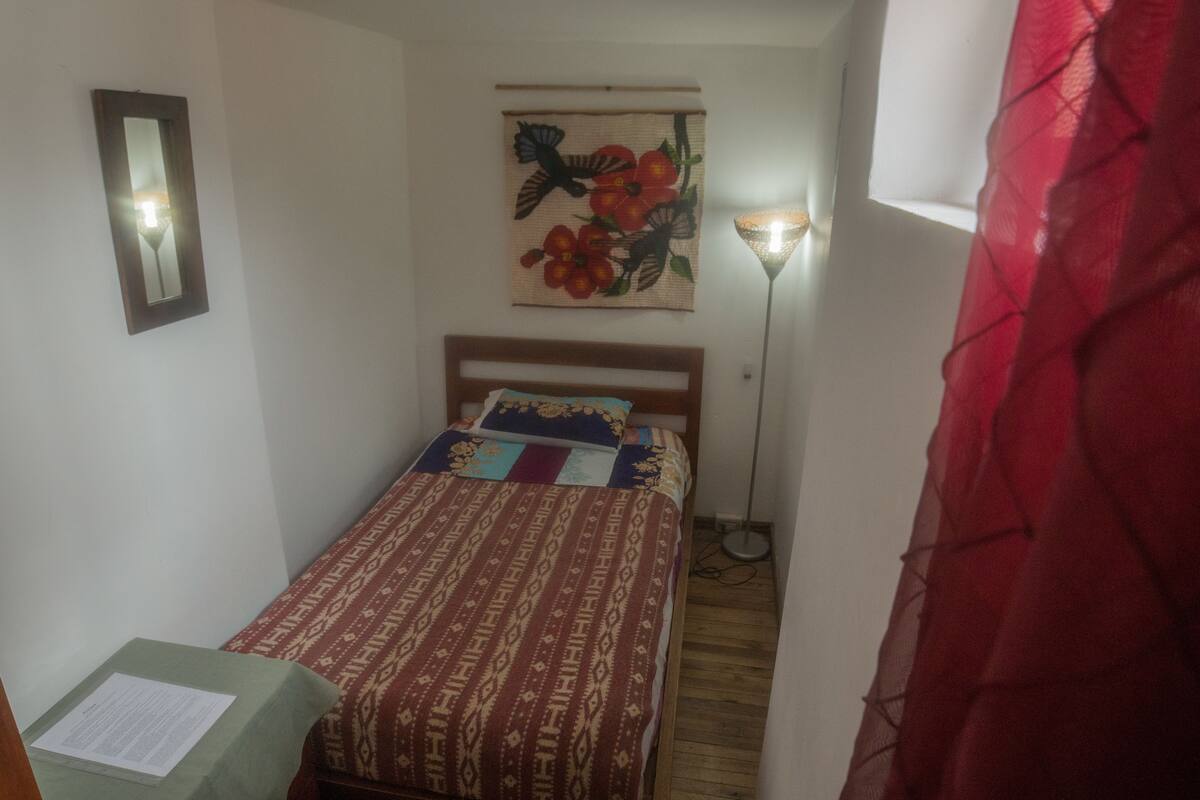 Single Room | Desk, free WiFi, bed sheets
