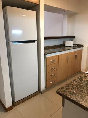 Refrigerador con freezer, microondas, horno, placa de cocina