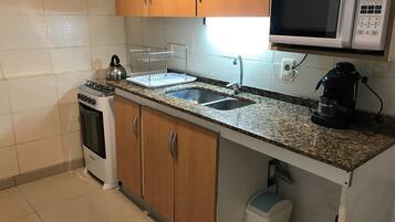 Departamento estándar, 2 habitaciones | Cocina privada | Refrigerador con congelador, microondas, horno y parrilla de estufa