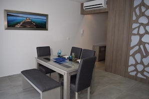 Maison exclusive, cuisine | Repas dans la chambre