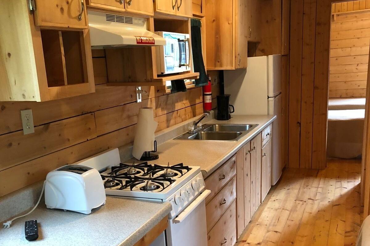 Cooking Cabins Cabin 4 | Private kitchen | Fridge, microwave, oven, stovetop
