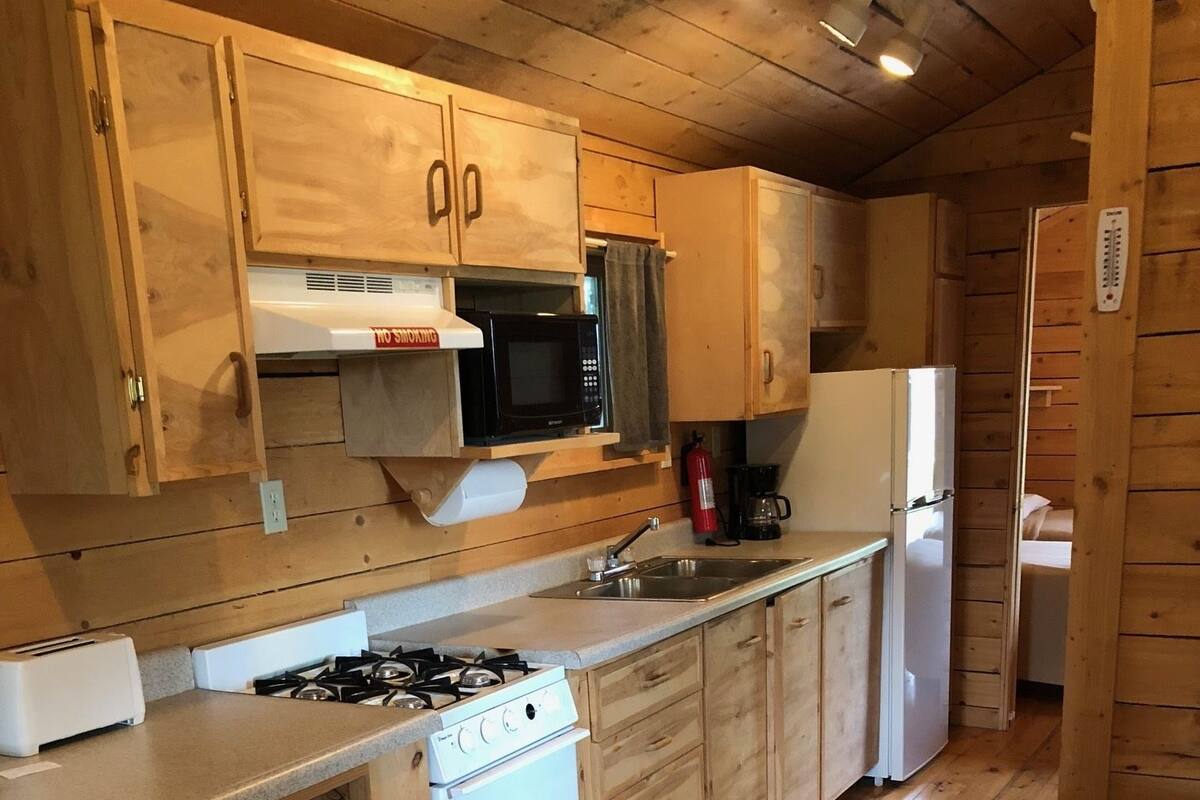 Cooking Cabins Cabin 7 | Private kitchen | Fridge, microwave, oven, stovetop