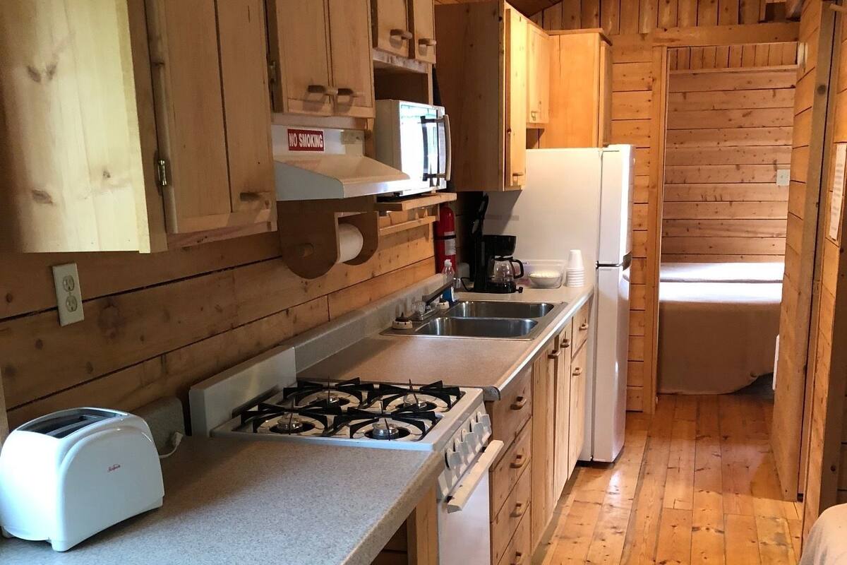 Cooking Cabins Cabin 5 | Private kitchen | Fridge, microwave, oven, stovetop