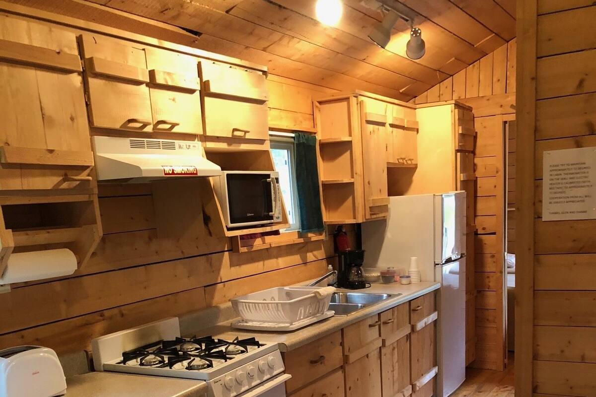 Cooking Cabins Cabin 6 | Private kitchen | Fridge, microwave, oven, stovetop