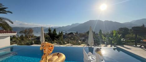 Alberca al aire libre y camastros