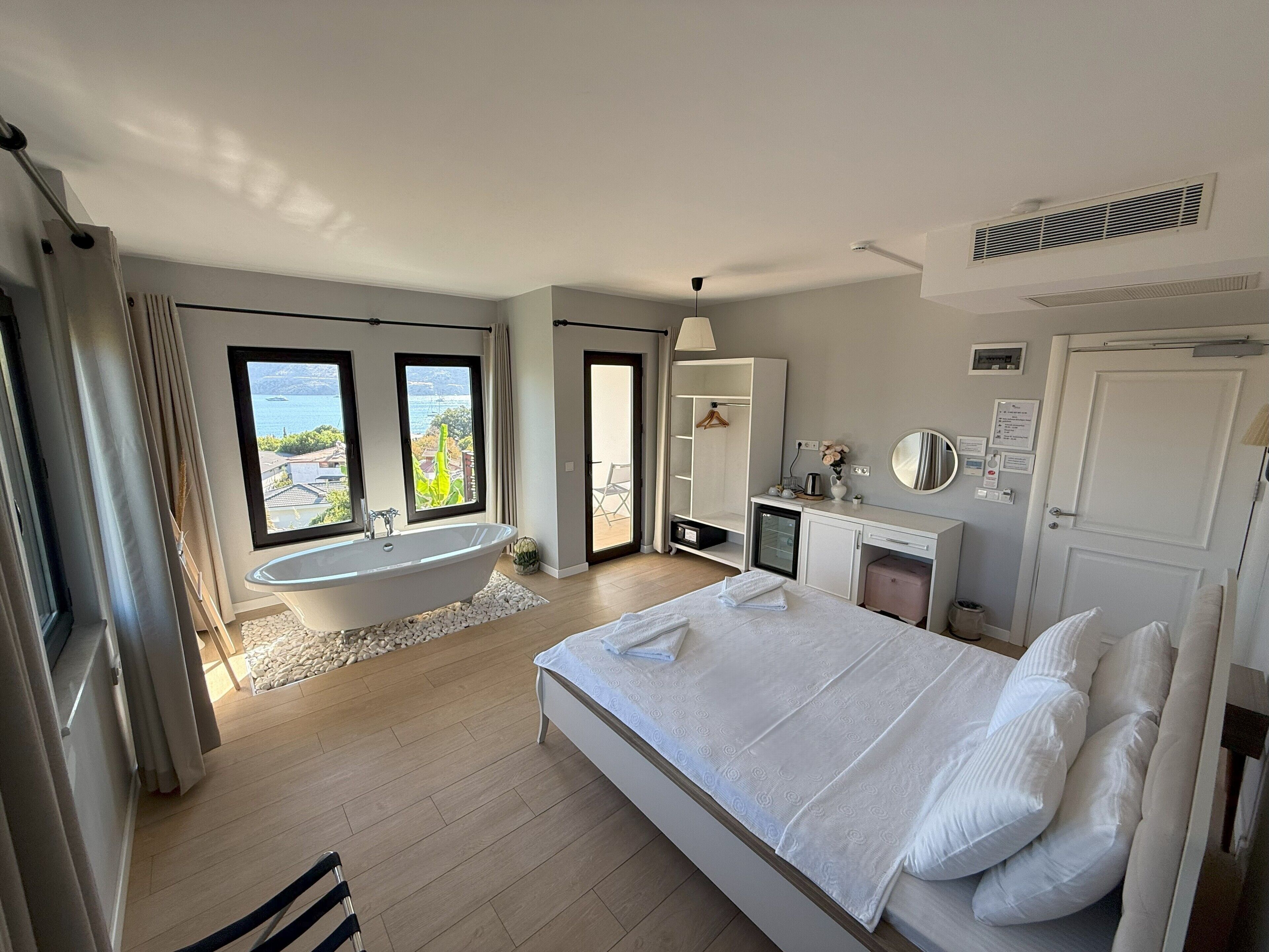 Chambre Double Exécutive, vue mer (No3 Soleil Suite) | Draps en coton égyptien, literie de qualité supérieure, minibar