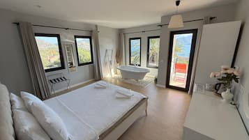 Kahden hengen executive-huone, merinäköala (No3 Soleil Suite) | Egyptinpuuvillaiset lakanat, ylelliset vuodevaatteet, minibaari