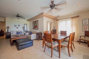 Deluxe Apartment, Multiple Bedrooms, Pool Access, Beachfront | In-room dining - Tres Regalos N302 (Jacó)