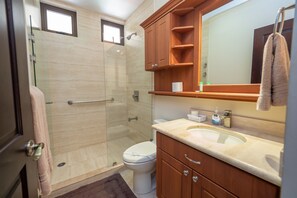 Deluxe Apartment, Multiple Bedrooms, Pool Access, Beachfront | Bathroom