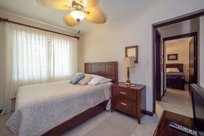 Deluxe Apartment, Multiple Bedrooms, Pool Access, Beachfront | 3 bedrooms, premium bedding, in-room safe, desk - Tres Regalos N302 (Jacó)
