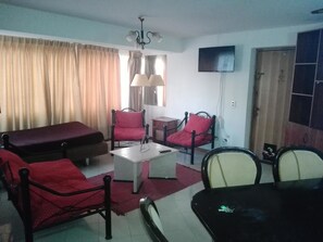 Departamento, 2 habitaciones, 2 baños | Área de sala de estar | Televisión de pantalla plana
