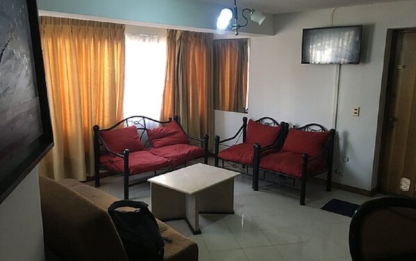 Departamento, 2 habitaciones, 2 baños | Área de sala de estar | Televisión de pantalla plana