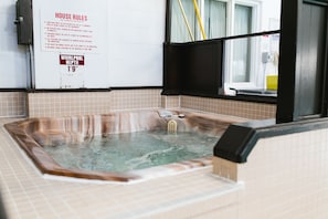 Indoor spa tub - Victoria Inn Flin Flon (Flin Flon)