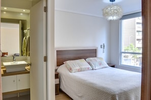 Apartamento standard, 1 cama de casal | 1 quarto, escrivaninha, cortinas blackout, Wi-Fi de cortesia