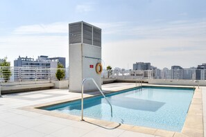 Seasonal outdoor pool, pool umbrellas, pool loungers - Apart en Chile Lord Cochrane 302 (Santiago)