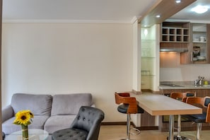 Apartamento standard, 1 cama de casal | Área de estar | Smart TV, Netflix
