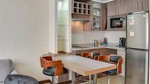 Standard Apartment, 1 Double Bed | In-room dining - Apart en Chile Lord Cochrane 302 (Santiago)
