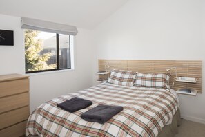 2 chambres, bureau, fer et planche à repasser, lits bébé (gratuits)
