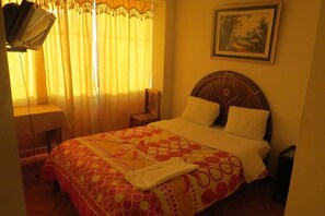 Desk, rollaway beds, free WiFi, bed sheets - Hotel Sol Y Luna (Trujillo)