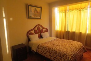 Desk, rollaway beds, free WiFi, bed sheets - Hotel Sol Y Luna (Trujillo)