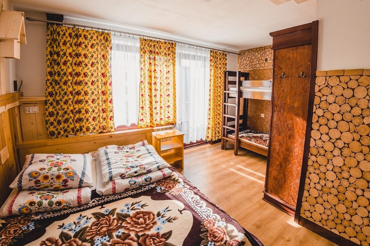 Habitación cuádruple estándar, baño privado | Tabla de planchar con plancha, wifi gratis y ropa de cama