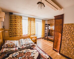 Habitación cuádruple estándar, baño privado | Tabla de planchar con plancha, wifi gratis y ropa de cama 