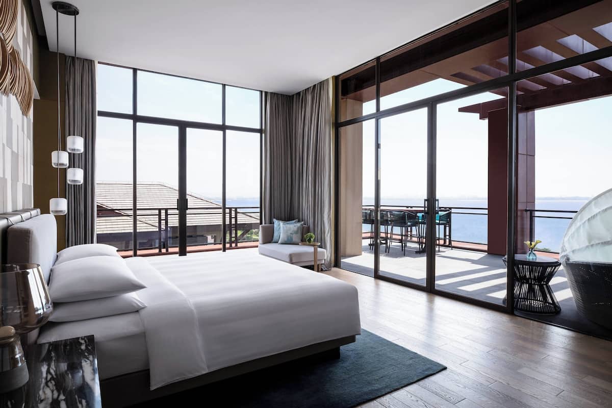 1 bedroom, hypo-allergenic bedding, minibar, in-room safe