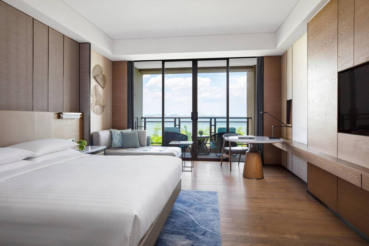 客房, 1 張特大雙人床, 陽台, 海景 (Balcony) | 低過敏寢具、迷你吧、客房內保險箱、書桌
