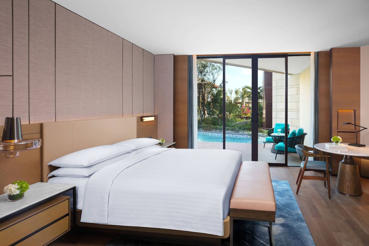 客房, 1 張特大雙人床, 可使用泳池, 湖景 (Pool Access) | 低過敏寢具、迷你吧、客房內保險箱、書桌