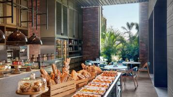 4 restaurants; breakfast, lunch, and dinner served