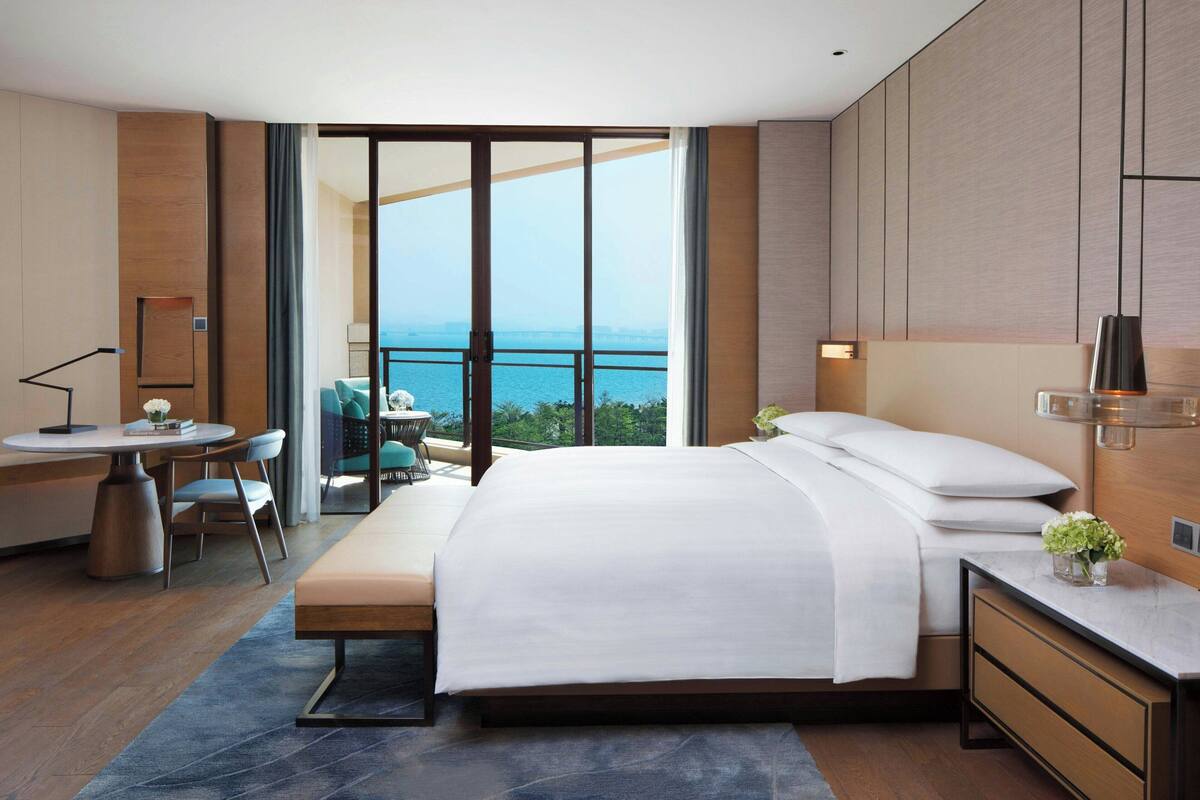 客房, 1 張特大雙人床, 部分海景 (Balcony) | 低過敏寢具、迷你吧、客房內保險箱、書桌