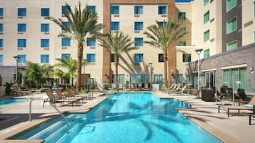 Piscina all'aperto, con ingresso dalle 08:00 alle 22:00, lettini