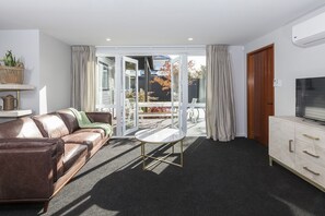 Apartamento, 2 quartos | Sala de estar | TV de tela plana