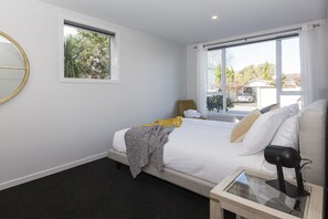 Apartamento, 2 quartos | 2 quartos, escrivaninha, ferros/tábuas de passar roupa