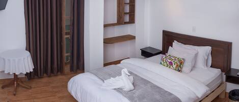 Habitación doble superior, 1 cama de matrimonio, bañera de hidromasaje | Camas supletorias, wifi gratis, ropa de cama