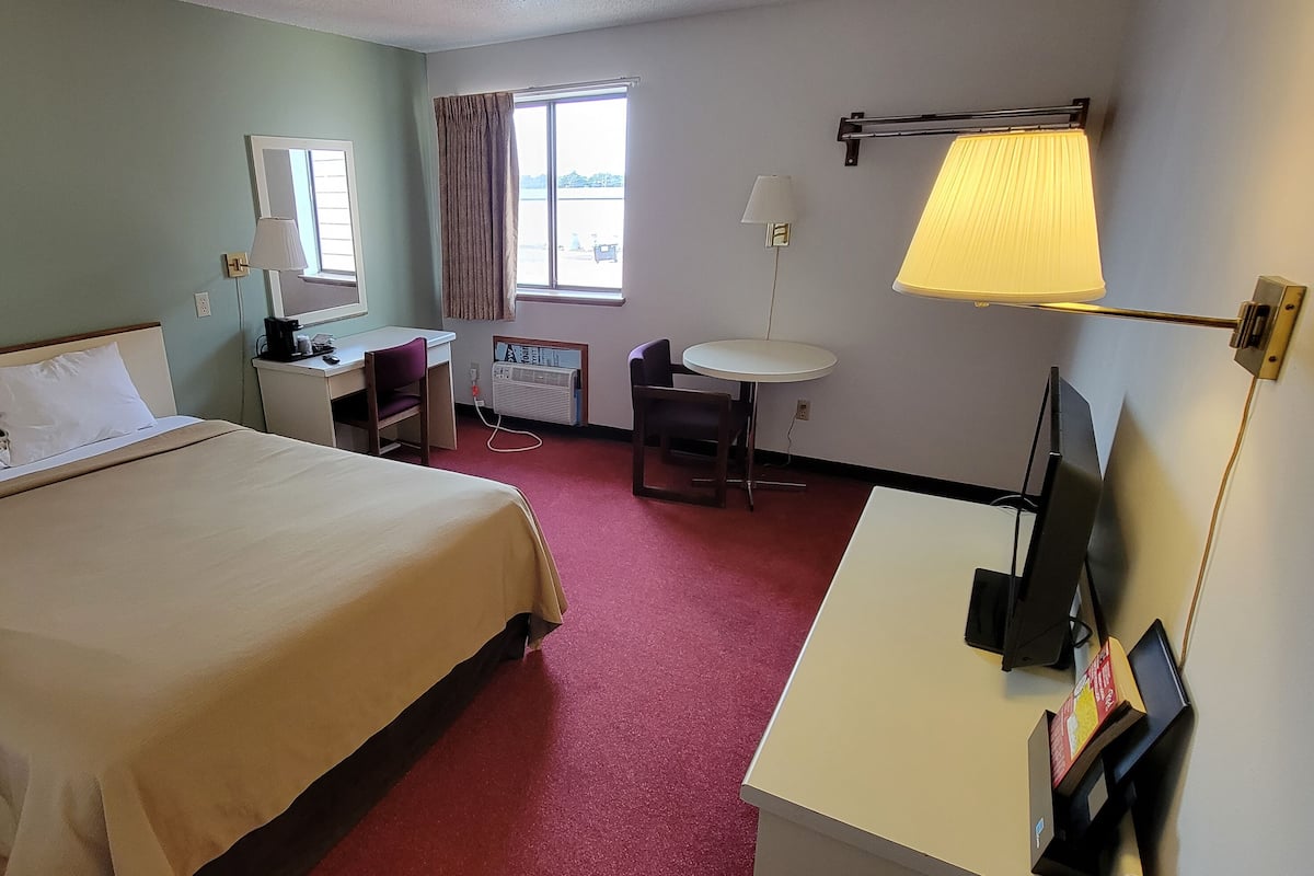 Eenvoudige kamer, 1 queensize bed | 1 slaapkamer, een bureau, geluiddichte muren