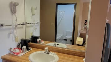 基础双人房, 2 张大床, 吸烟房 | 办公桌、隔音、熨斗/熨衣板、免费 WiFi