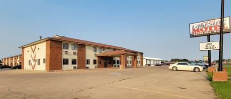 A motel with a covered parking area and a signboard advertising the Wagner Lakeside Motel.
