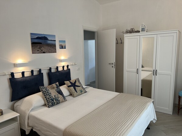 2 عدّة غرف نوم وخزنة داخل الغرفة وواي فاي مجانًا وملاءات أسرّة