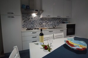 ثلاجة، فرن، موقد طهي مسطح، غسالة أطباق