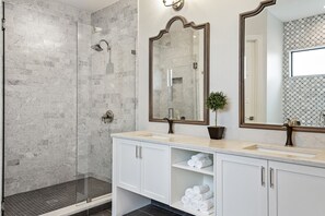 Een douche, een haardroger, handdoeken