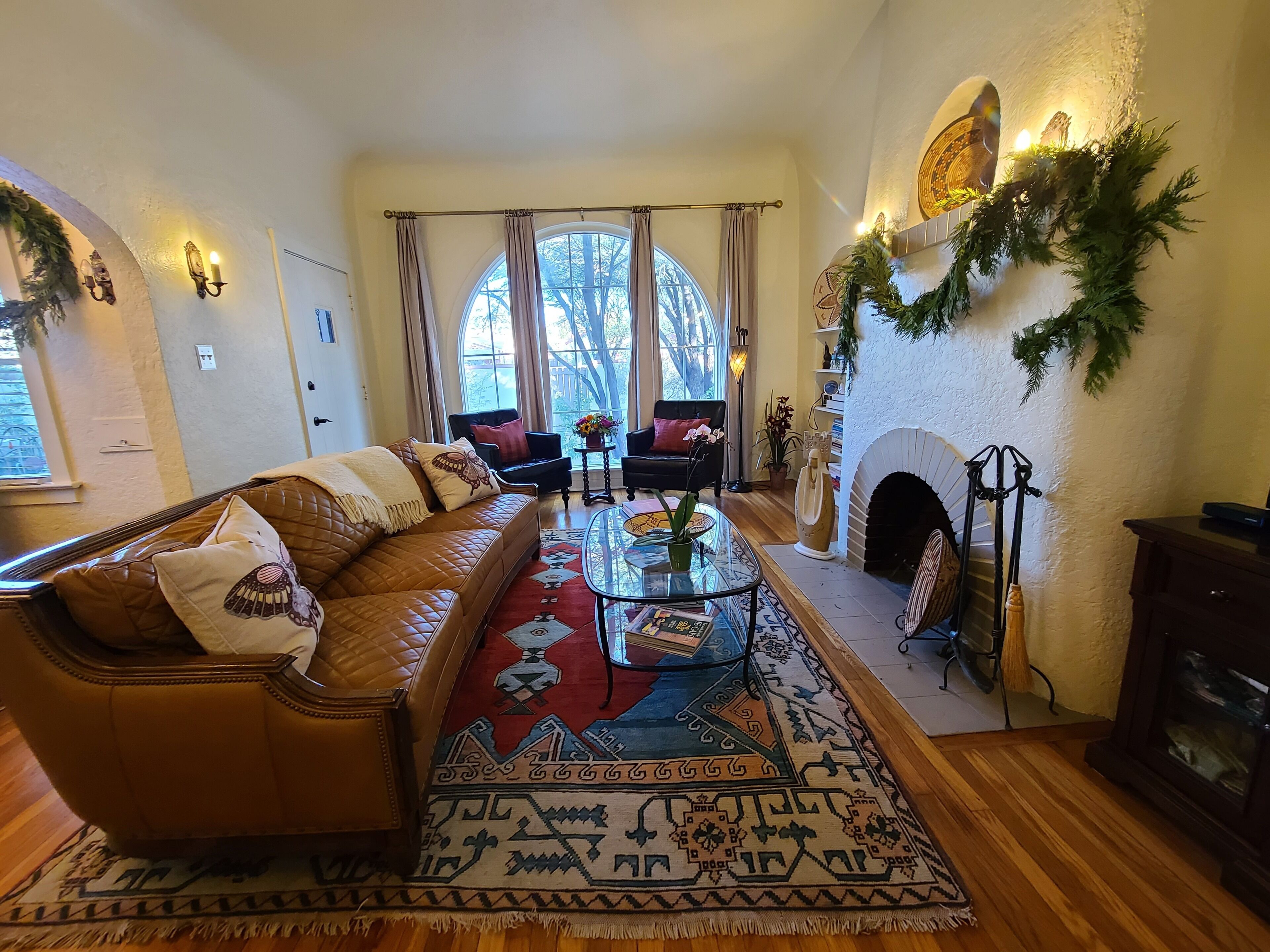 Smart TV, fireplace, DVD player, books