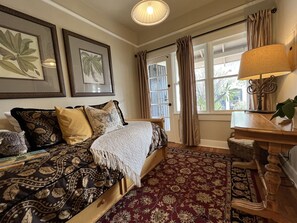 2 quartos, escrivaninha, ferros/tábuas de passar roupa, berço de viagem