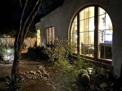 Timeless Elegance ~ 1920's Sam Hughes Casita Mariposa ~ Walk to UA! Parking