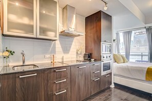 Køleskab, mikrobølgeovn, ovn, kogeplade