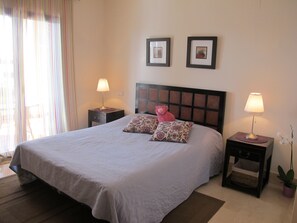 2 室のベッドルーム、セーフティボックス (室内)、アイロン / アイロン台、インターネット